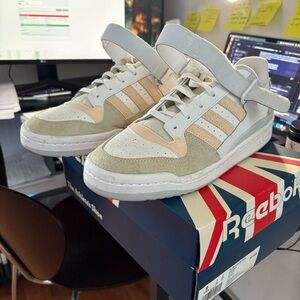 Reebok Men's Gray and White Sneakers